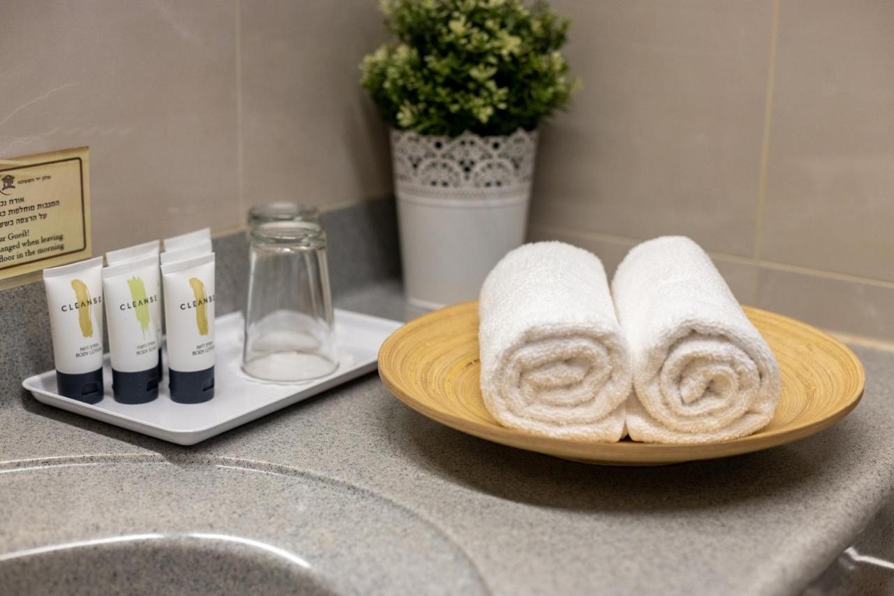 Logos Hotel In Yad Hashmona Екстер'єр фото